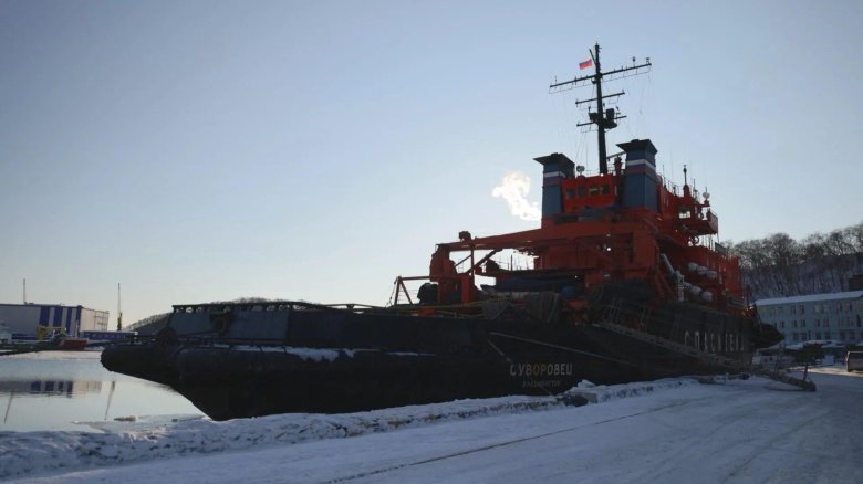 Спасательное судно суворовец