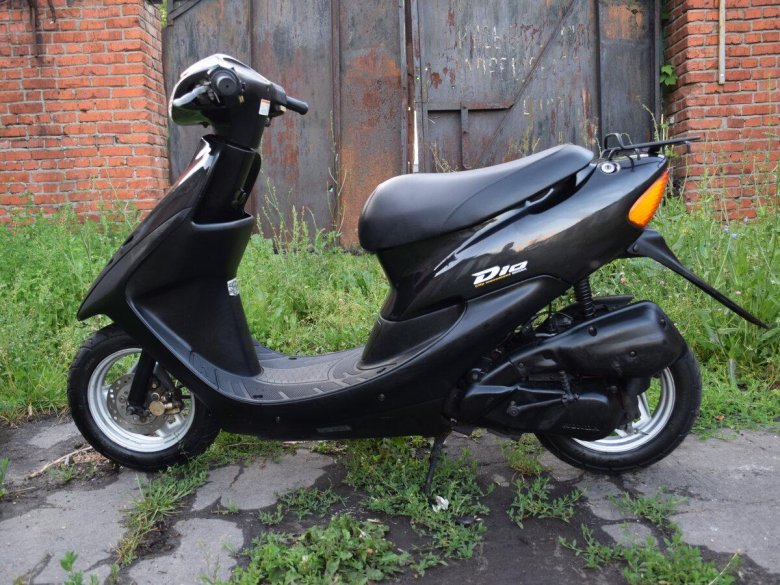 Скутер Хонда с корзиной спереди