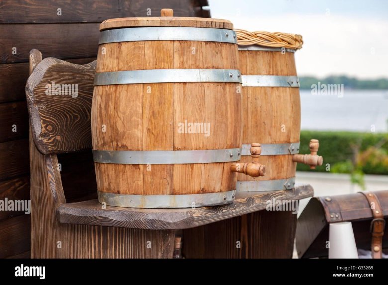 Деревянный бочонок с квасом