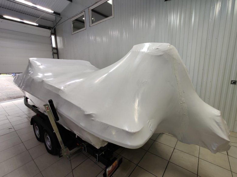 Обтяжка катера пленкой