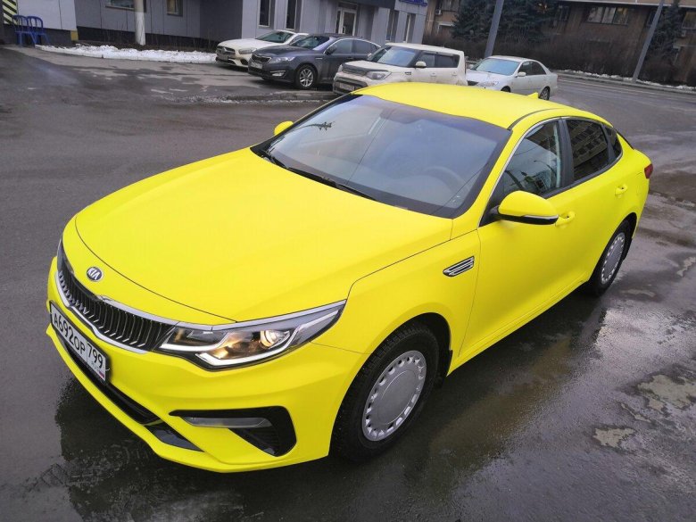 Kia Optima желтая