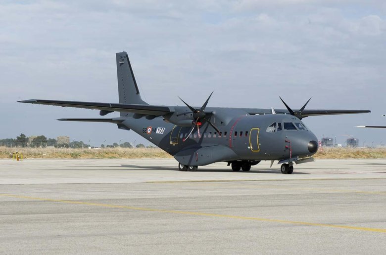 CN-235 самолет