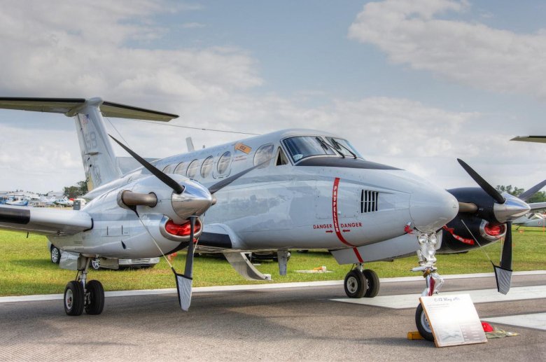 Двухмоторный турбовинтовой самолет