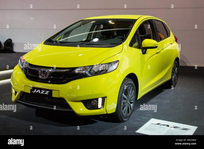 Желтый Хонда фит 2015