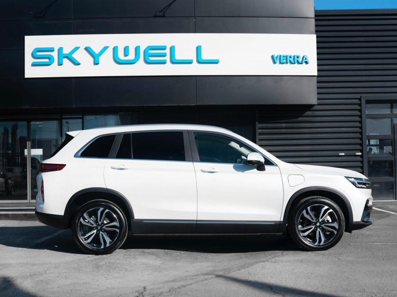 Белый внедорожник