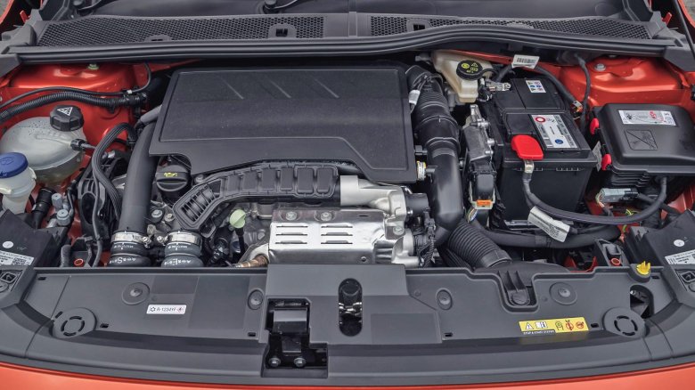 Моторный отсек Опель Корса