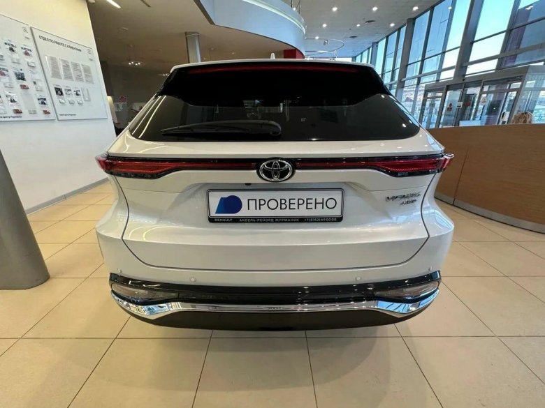 Белая тойота