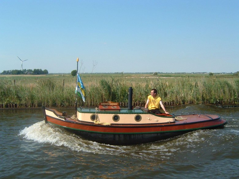 Речной водоизмещающий катер