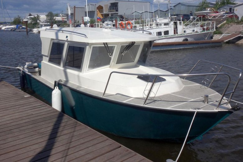 Iron Boat 740 стальной катер с рубкой